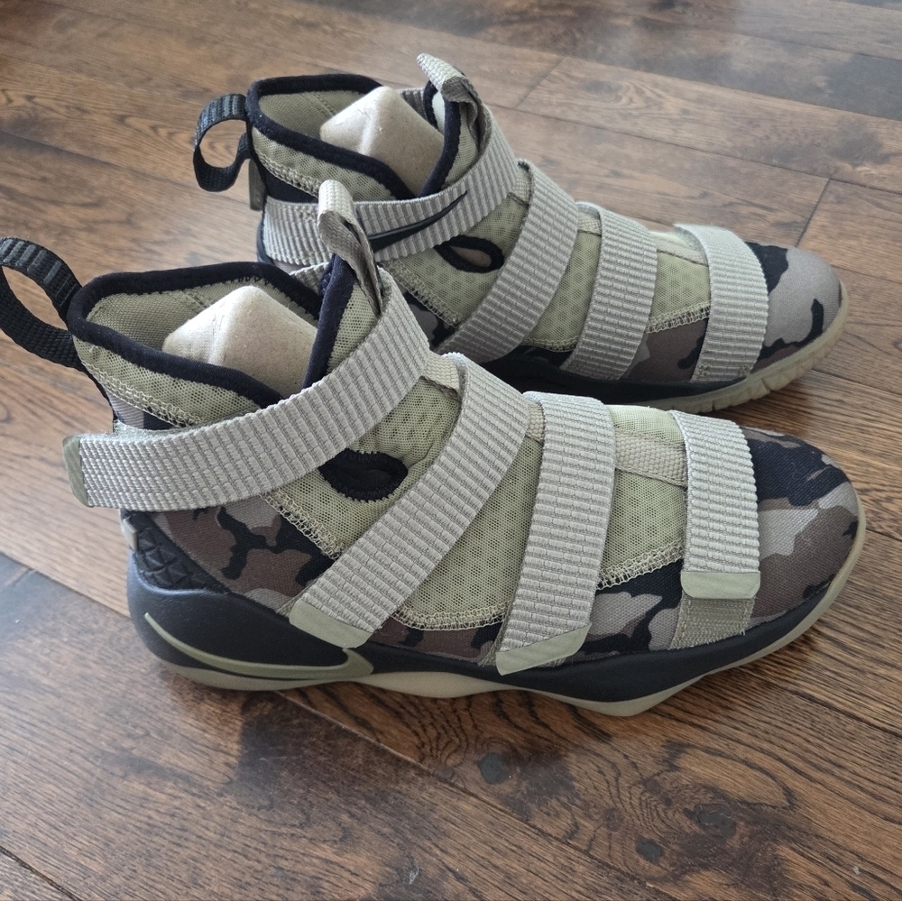 Lebron Soldier XI (GS) Sneaker Size 5Y